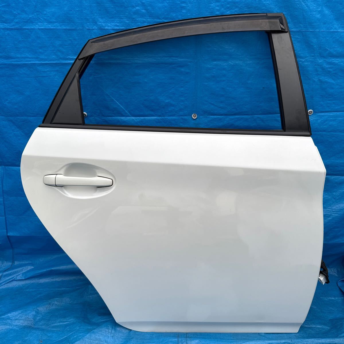 ◆トヨタ プリウス《ZVW30》 純正 右 フロント ドア (運転席側) ミラー付き カラー 070 (ホワイトパールクリスタルシャイン) 67001-47070◆拍卖