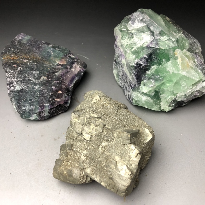 天然石 黄銅鉱 チャルコパイライト 水晶 天然色 蛍石 ヒーリングストーン チャクラ パワーストーン 3点 重さ2347g拍卖