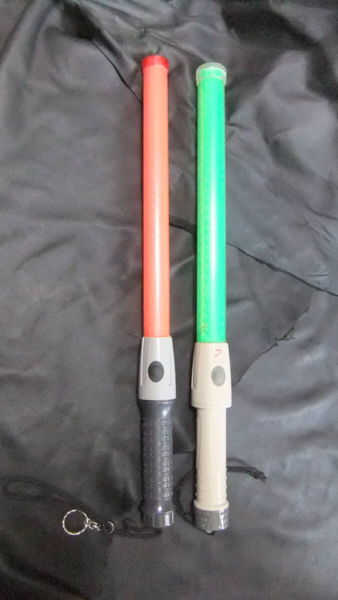 誘導棒2本セット LED 軽量 警備用 誘導灯 56cm 保安指示灯 防犯 セキュリティ 警棒 パトロール 防水 ポリカーボネート ライト 防雨 災害拍卖