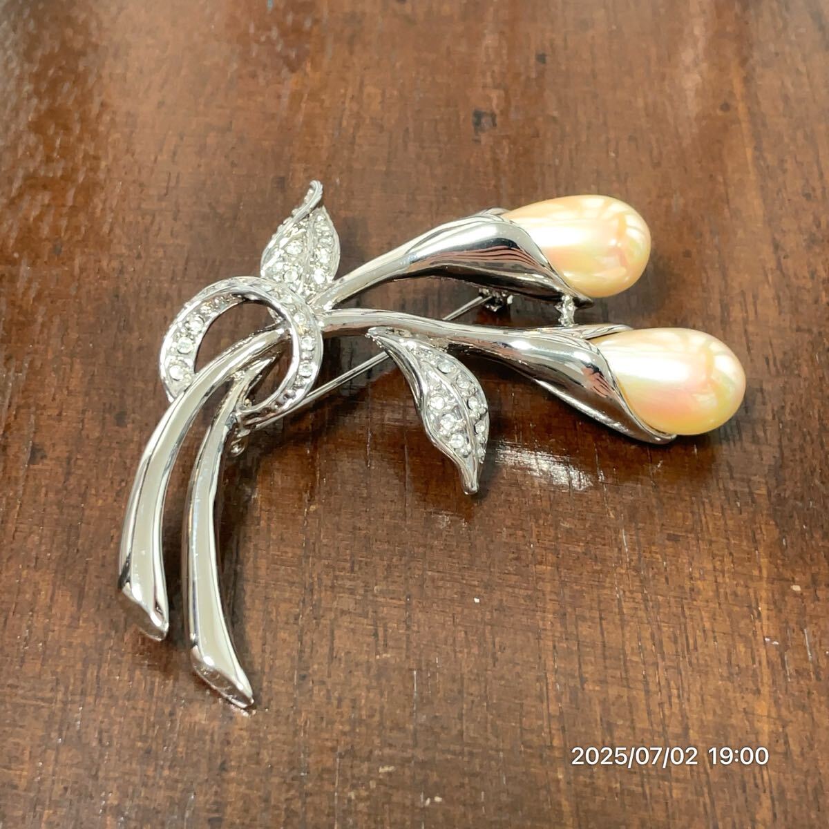 美品 VENDOME ヴァンドーム フラワーモチーフ 貝パール ラインストーン シルバーカラー ブローチ アクセサリー 装飾品 ファッション 小物拍卖