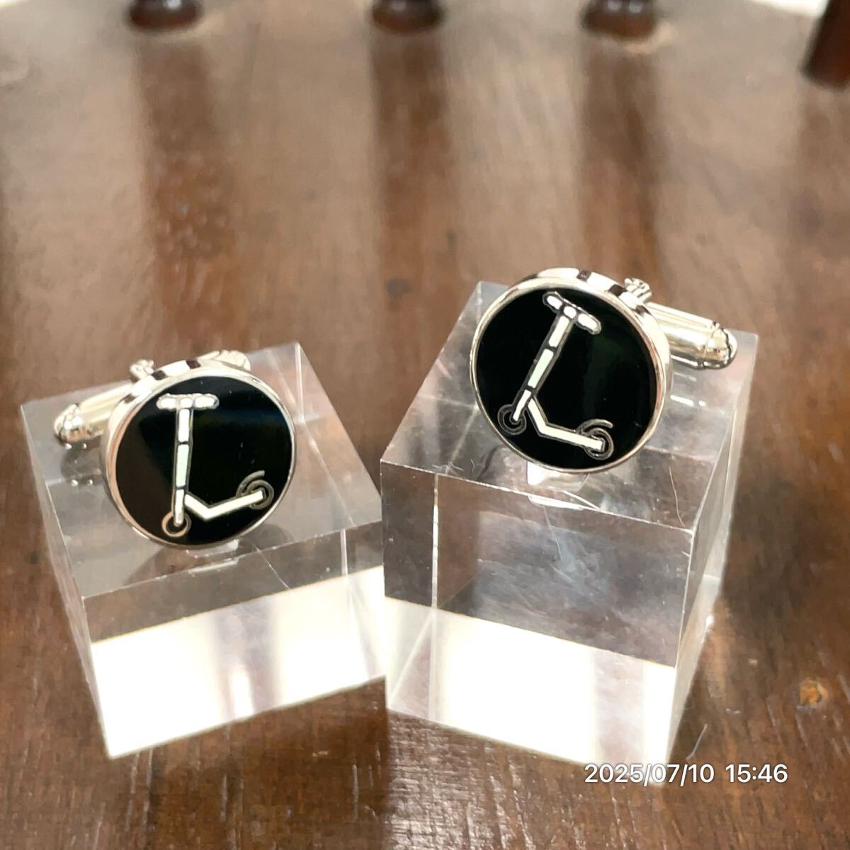 Ferragamo サルヴァトーレフェラガモ キックボード柄 シルバー ×ゴールドカラー カフスボタン カフリンクス アクセサリー 装飾品 小物拍卖