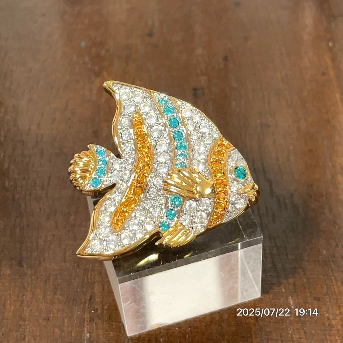 美品 SWAROVSKI スワロフスキー 熱帯魚モチーフ ゴールドカラーボディ クリスタル ラインストーン ブローチ アクセサリー 装飾品 小物拍卖