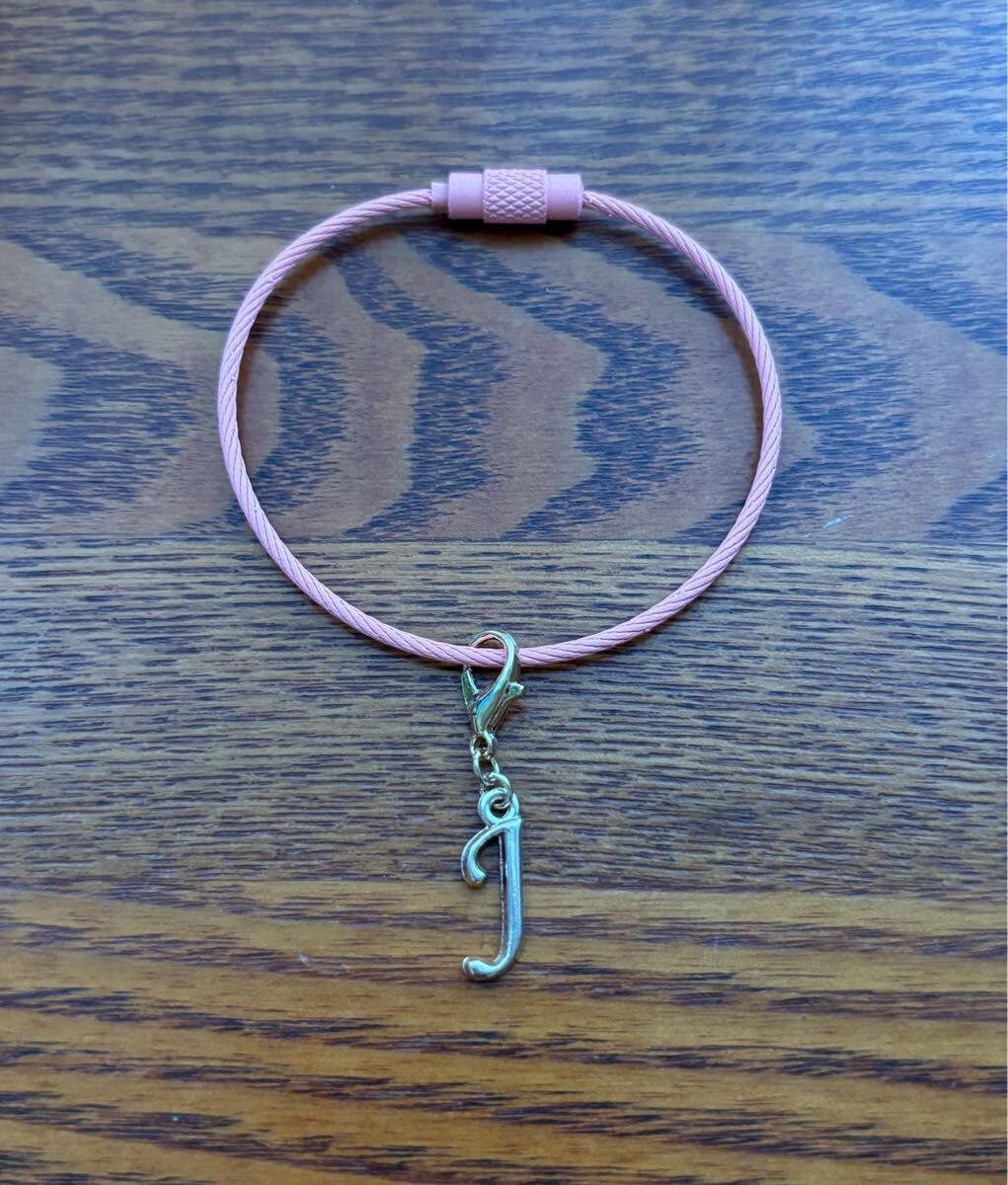 189★ J イニシャルチャーム 2way キーホルダー キーリング ハンドメイド アクセサリー ローズピンクタグ バッグチャーム 目印拍卖