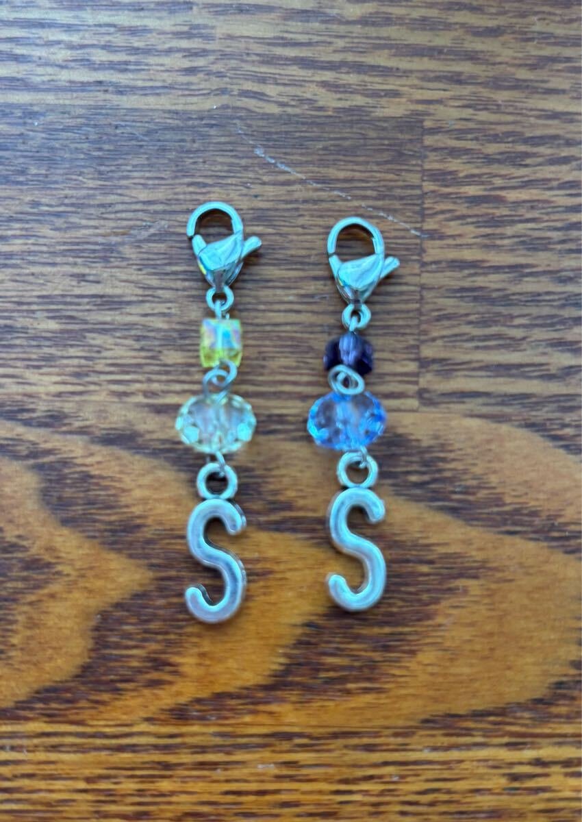 54★ S イニシャル チャーム ハンドメイド 2点セット キーホルダーデコ めじるしアクセサリー 雑貨 シルバー バッグチャーム拍卖