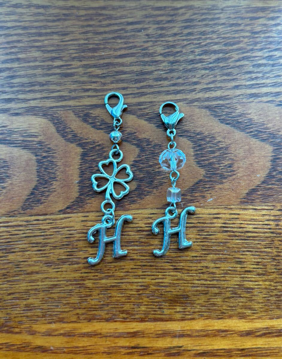 79★ H イニシャル チャーム ハンドメイド キーホルダーデコ アクセサリー 自分目印 シルバー バッグチャーム ビーズ 2点セット拍卖