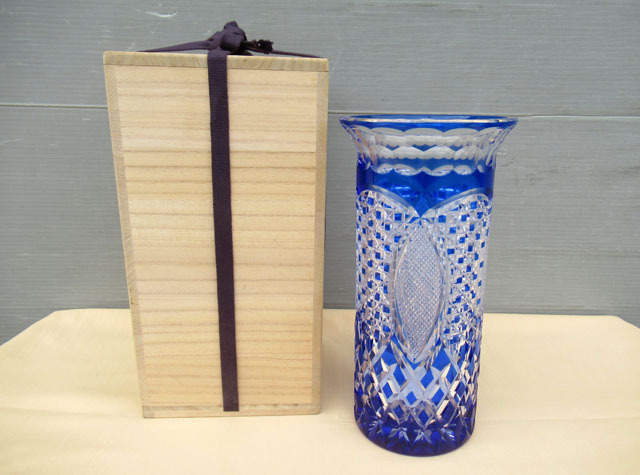 即決■江戸切子 花瓶 色被せ 高さ26cm 木箱入り■硝子 て-72拍卖