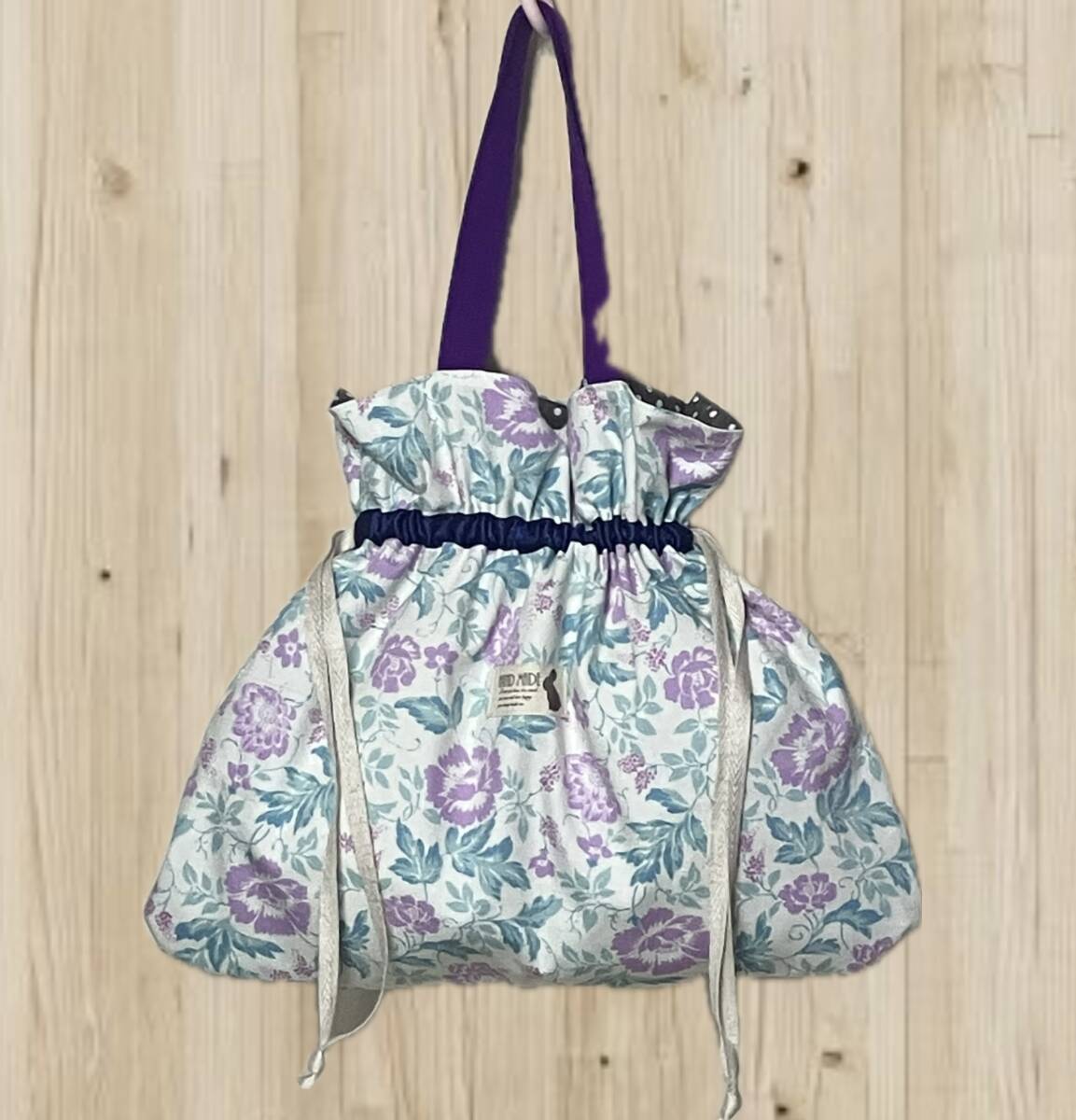 ハンドメイド☆巾着トートバッグ☆肩掛けにも☆白地に紫の花柄拍卖