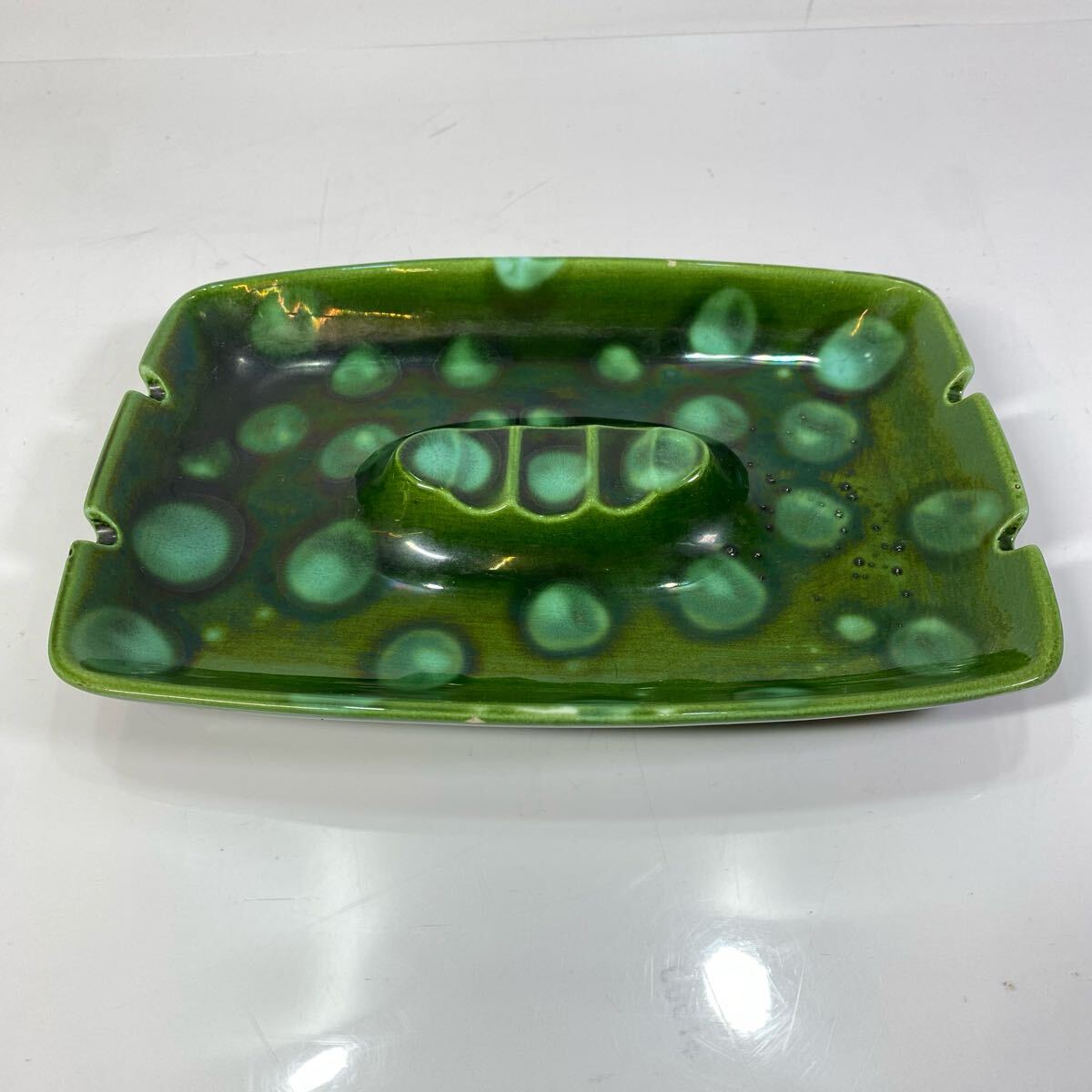 陶磁器 灰皿 緑色 グリーン系 陶器 アッシュトレイ ドット 水玉 柄 角形 喫煙具 煙草道具 古雑貨 置物 インテリア 飾拍卖
