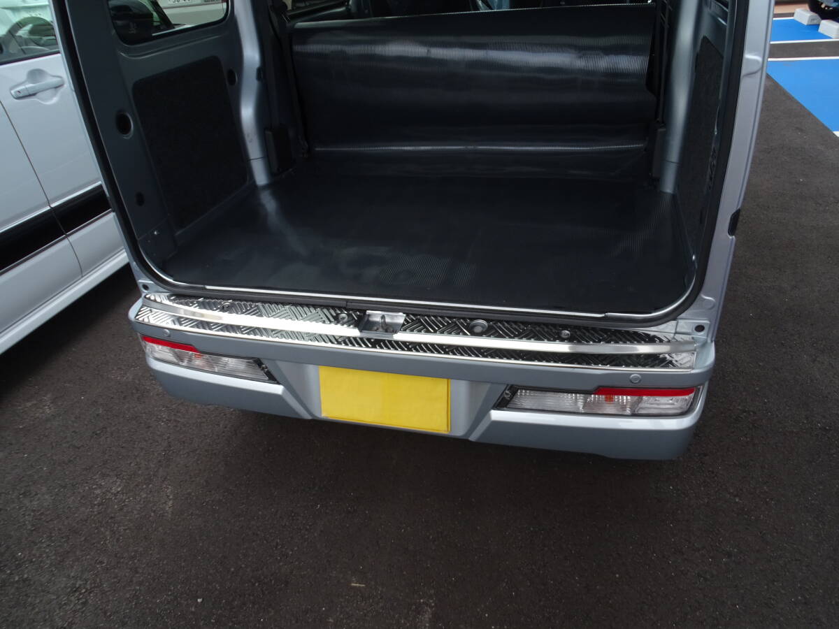 送料無料 ダイハツ アトレーワゴン 300系 S320G 321G 330 331系 リアバンパーステップガード 縞 シマ模様 シマ板 シルバー ステンレス製 拍卖