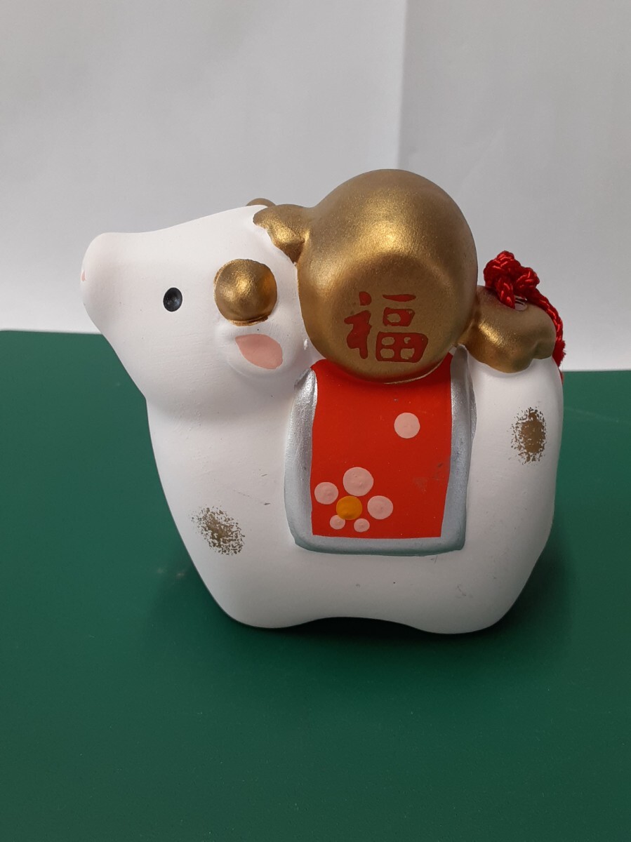 土鈴☆牛☆うし☆縁起物☆背中に打ちでの小槌あり☆箱無し☆サイズ 高さ約8cm幅約9cm×5cm☆拍卖