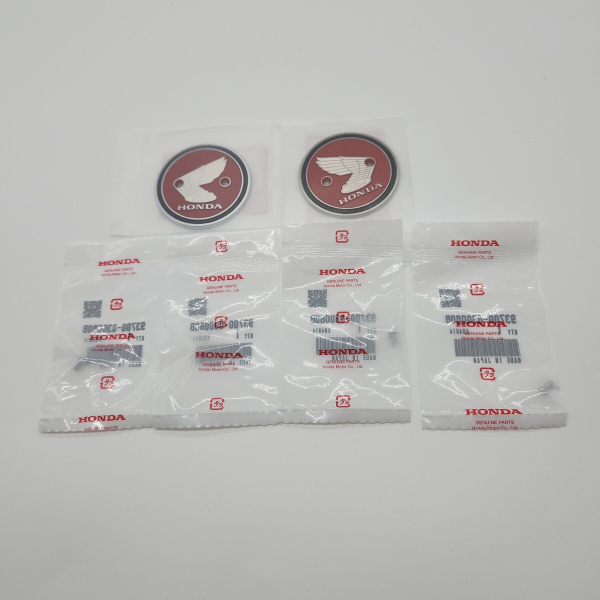 モンキーA型赤丸エンブレム左右セット止め金具四個セット純正新品未使用未開封送料無料、即納いたします。拍卖