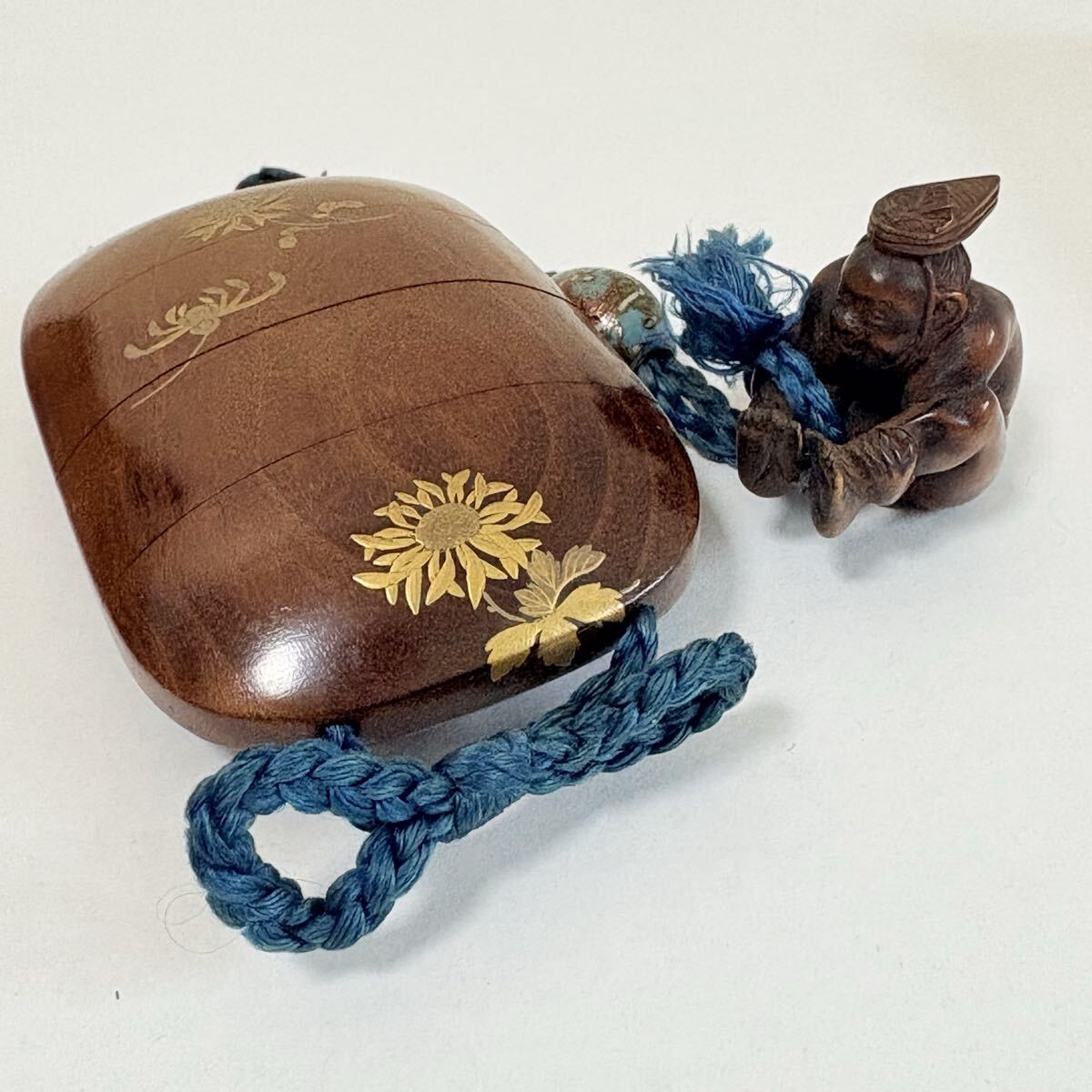 ☆ 時代 花文蒔絵印籠 人物 木彫 根付 箱付拍卖