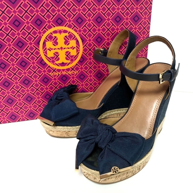 ☆二点落札で送料無料!2A67【定価 50,600円】TORY BURCH トリーバーチ ウェッジサンダル ゴールド ロゴ金具 ネイビー リボン付き 5M 22cm拍卖