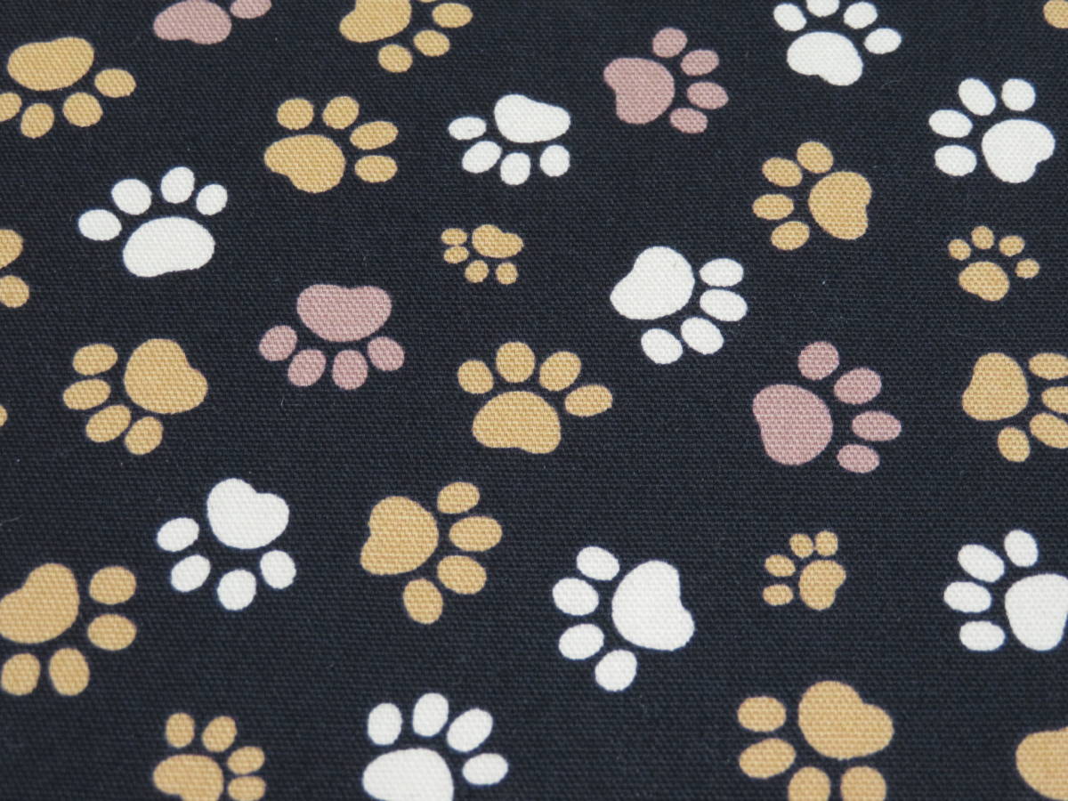 1m単位切り売り(NK-07) C柄 足あと 肉球柄 あしあと 黒色 黒 オックス 110cm幅 白色 白 犬 ネコ いぬ 猫 ペット 足跡 布 生地 布地 バック拍卖