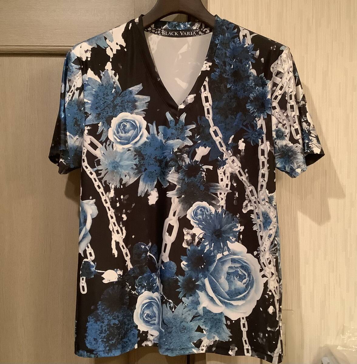 新品★BLACK VARIA★最高級ストレッチVネックTシャツ★ローズ&チェーン/ブルー★表記L/実寸M相当拍卖