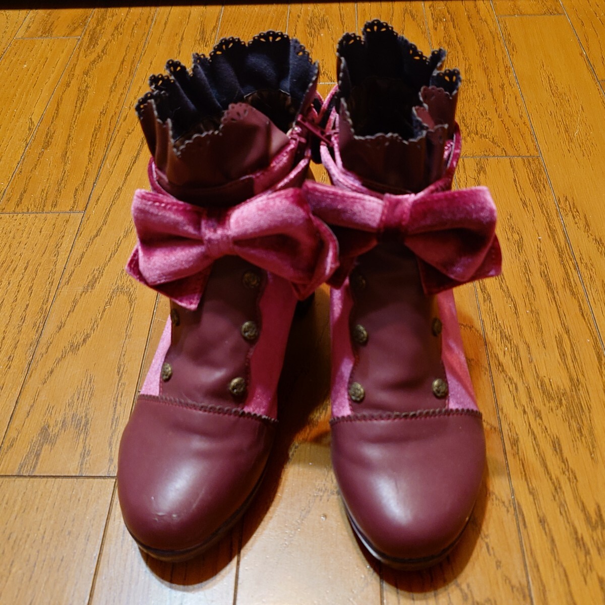 アクシーズ axes ショートブーツ ワインカラー 着脱可能リボン フリル スカラップ バラボタン エンジ チャンキーヒール Mサイズ拍卖
