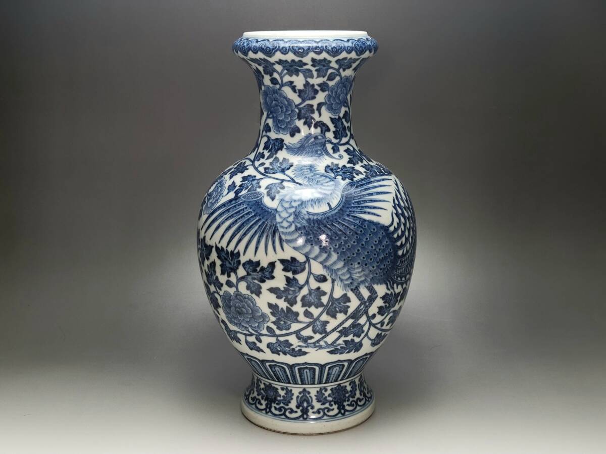 ● 高さ 約 34.4cm 鳳凰と花紋がとても精巧で美しく描かれた 時代唐物「大清乾隆年製」銘 染付 鳳凰花紋 瓶・明清時代 花瓶 飾瓶 花插 ●拍卖