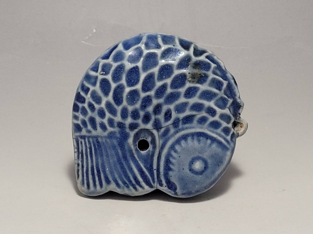 ● 幅 約 6.9cm 魚型の形が精巧で美しい 朝鮮時代 白磁 藍釉 魚型 硯滴 水滴・高麗李朝時代 書道具 書画道具 文房具 古美術 唐物 ●拍卖