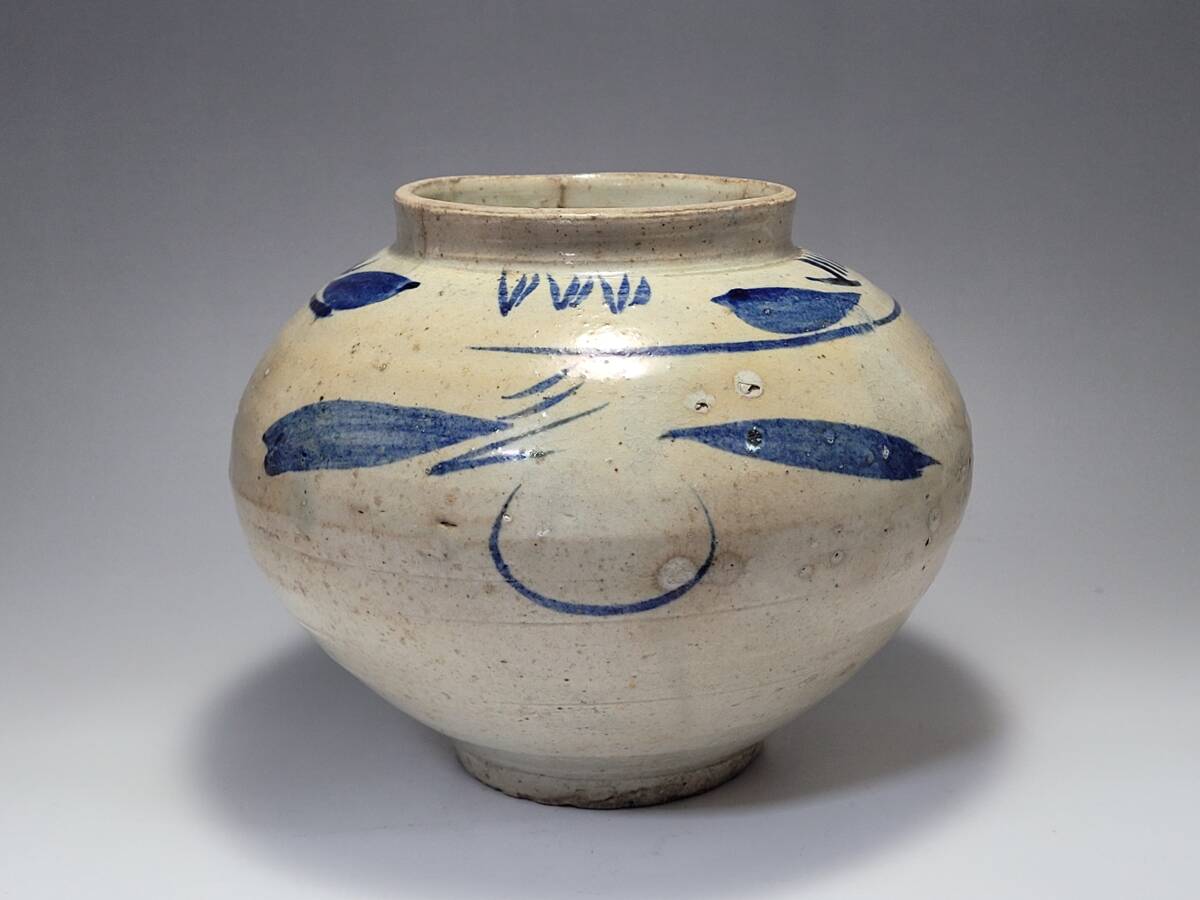 ● 幅 約 19.9cm 豊満な形に草紋がきれいに描かれた 朝鮮時代 青華白磁 草紋 壺・高麗李朝時代 花瓶 花器 煎茶道具 茶道具 唐物 ●拍卖