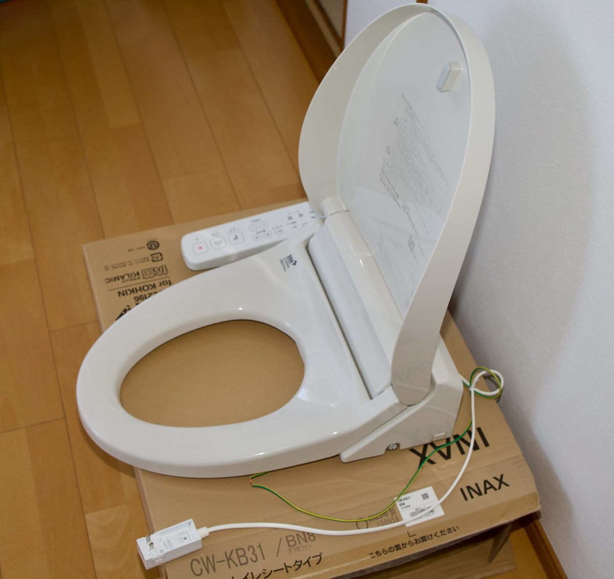 【美品・ほぼ未使用】INAX シャワートイレ CWKB31 2023年製 オフホワイト 取付部品付 KB31 BN8拍卖