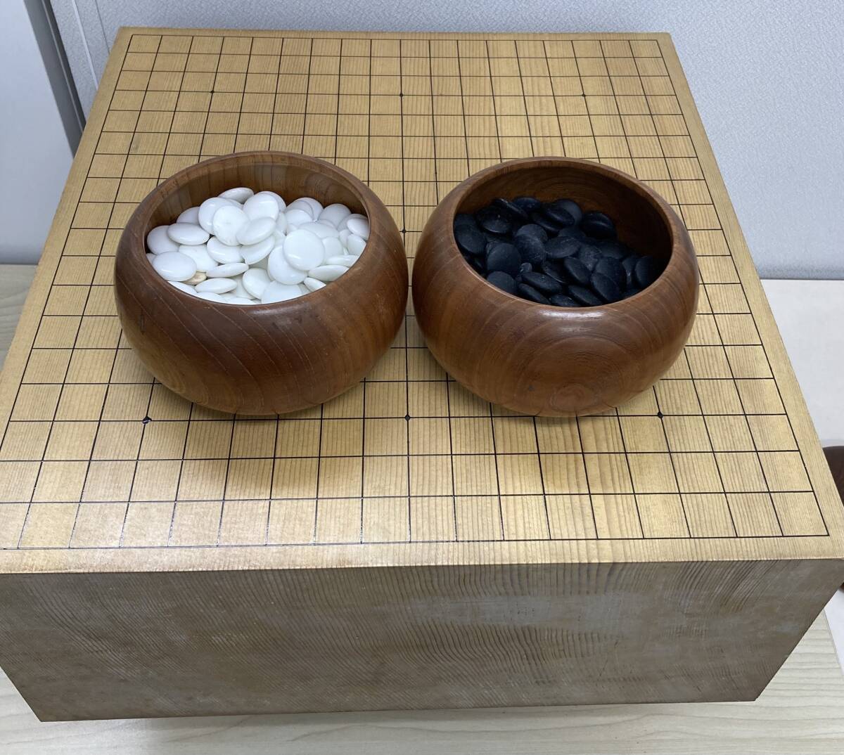 【1円スタート】囲碁道具 碁盤 碁石 脚付き ヘソ有 厚み約16㌢ 幅42/46㌢ 木製 天然木 囲碁セット 囲碁 R拍卖