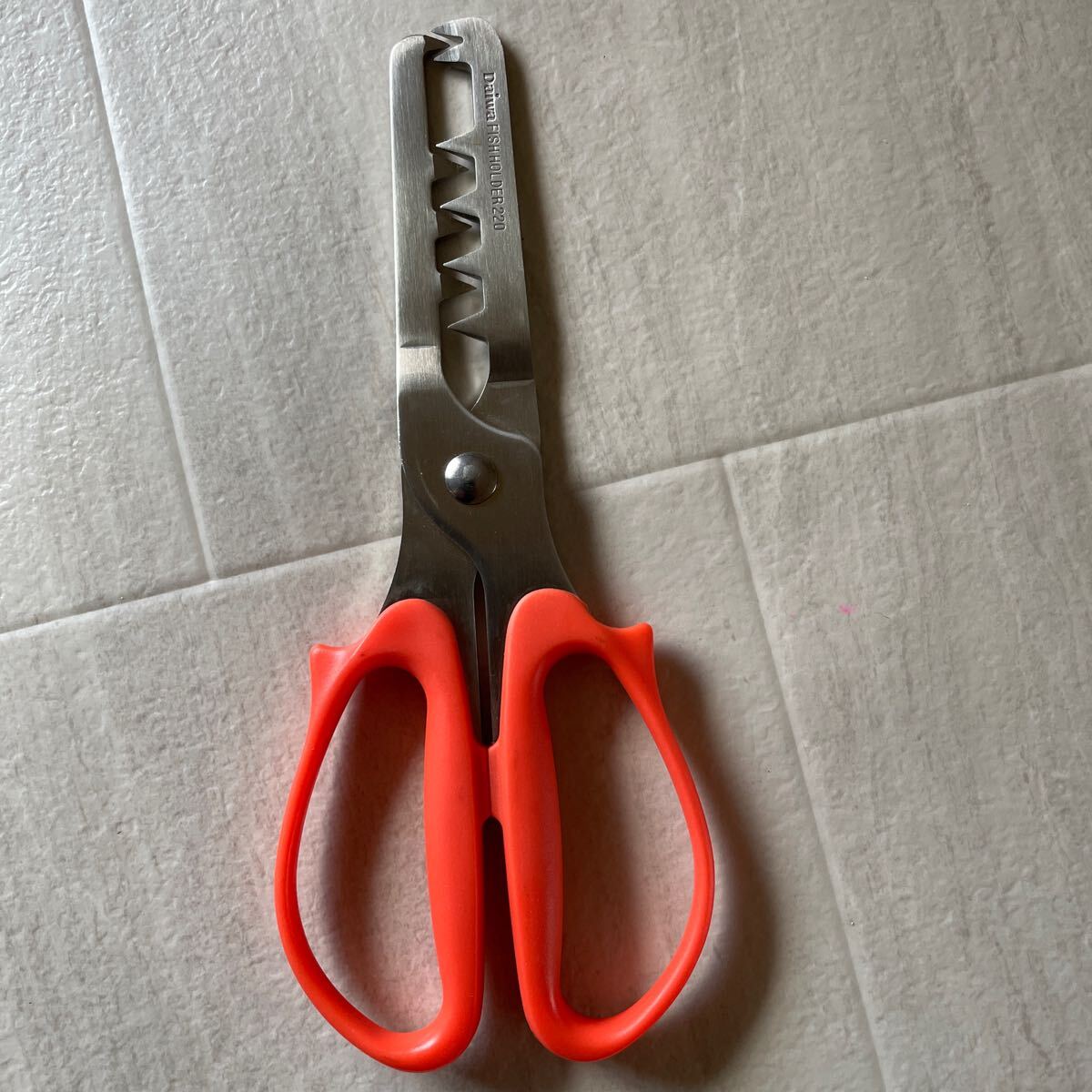 ダイワ フィッシュホルダー 魚つかみバサミ フィッシンググリッパー シマノ拍卖