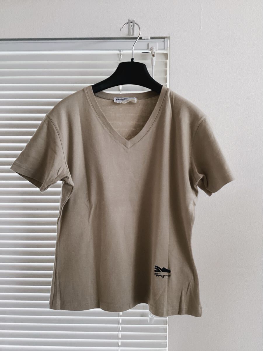 【Salvatore Ferragamo】サルバトーレフェラガモ サンダルデザイン Tシャツ カットソー モカベージュ Mサイズ拍卖