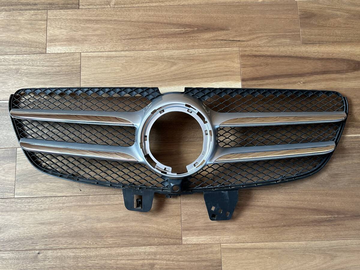 メルセデス・ベンツ V220d フロントグリル (中古品) - W447型 後期モデル / フロントカメラ対応 メッシュタイプ拍卖