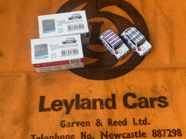 ローバーミニのミニチュアカー2台の出品です。拍卖