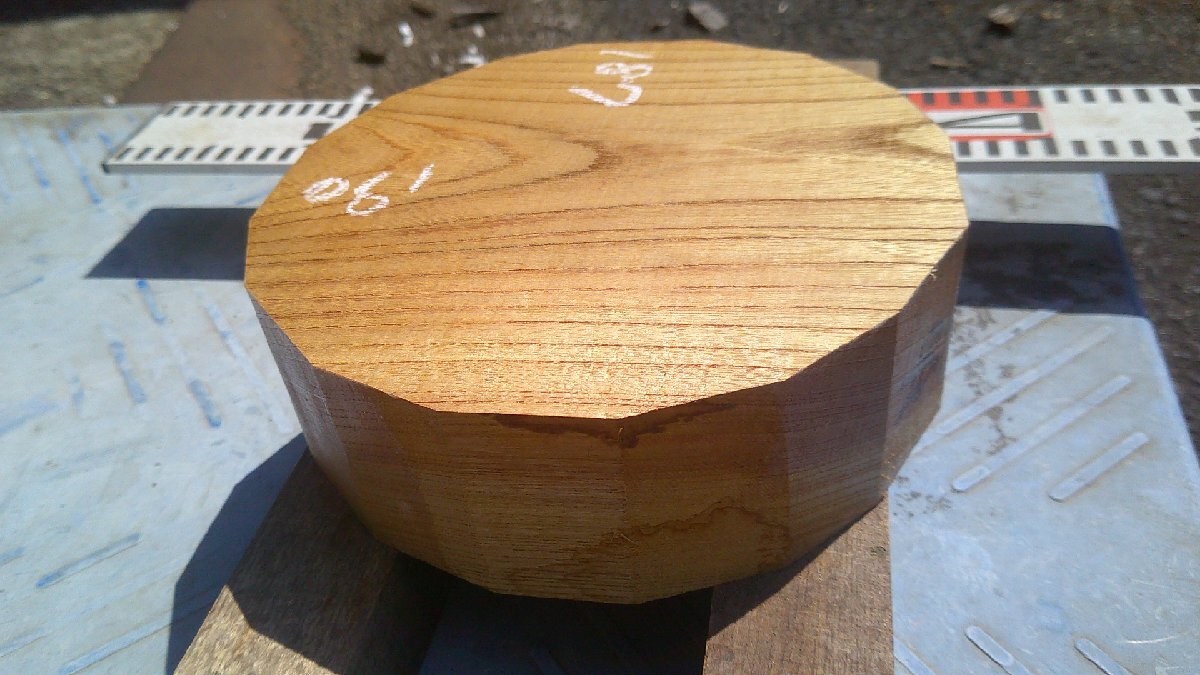 18-188 分厚い 老木欅(ケヤキ)の乾燥丸材(6寸)・・・丸盆・菓子器・鉢・椀・皿・ロクロ・挽きもの拍卖
