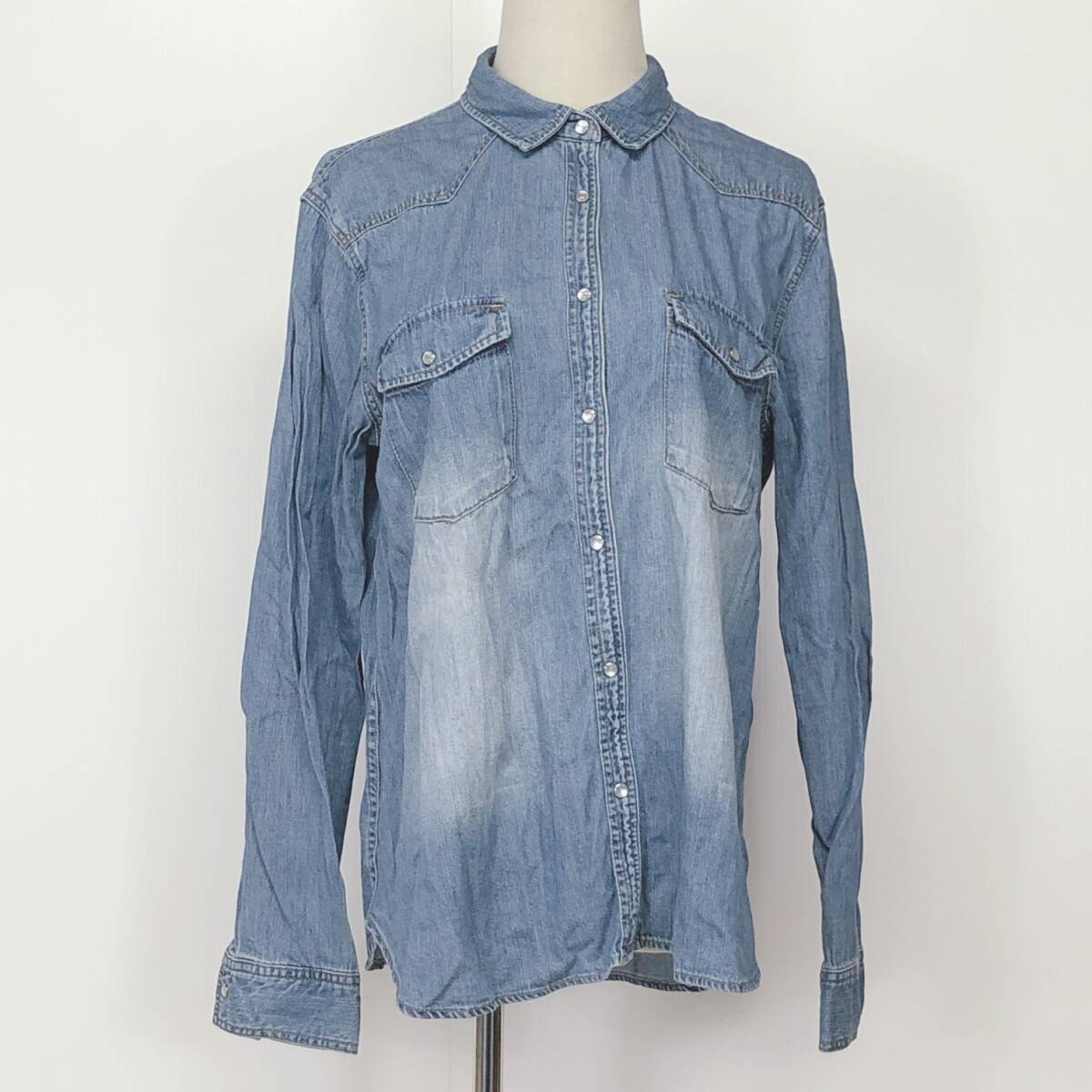 Y1301 美品 GU(ジーユー) レディース ブラウス 長袖 襟付き 胸ポケット スナップボタン カンボジア製 XL デニムプリント 綿100% シンプル拍卖