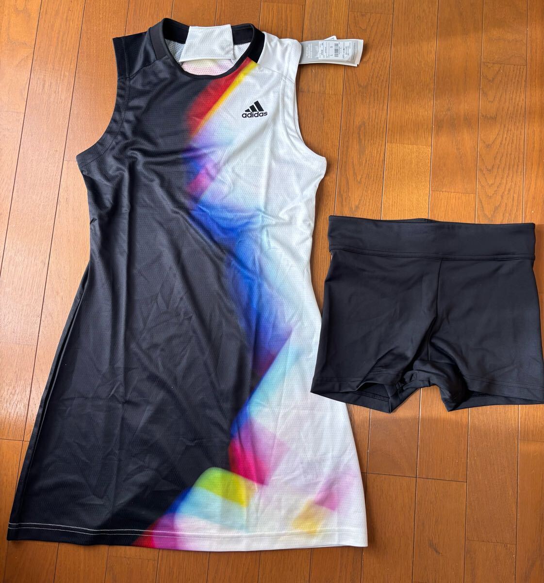 即決★アディダス インナーパンツ付 セット ノースリーブ テニス ワンピース ドレス 新品 M 白黒 カラフル 14,300円拍卖