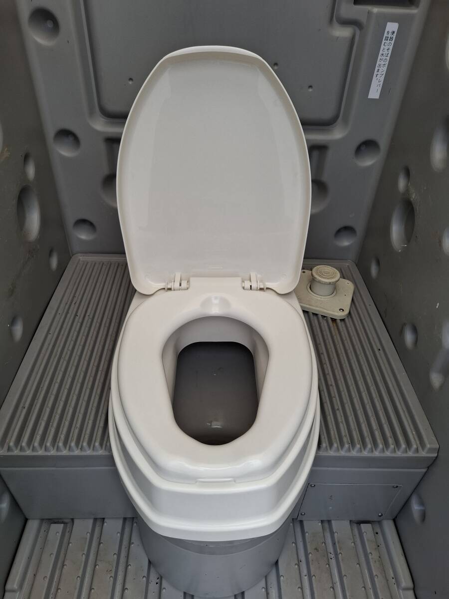 中古 洋式(新品被せ式) 汲取り 仮設トイレ 軽水洗(簡易水洗) フットポンプ式 サイズ 横幅 870 奥行 1,550 高さ 2,580 格安配送拍卖
