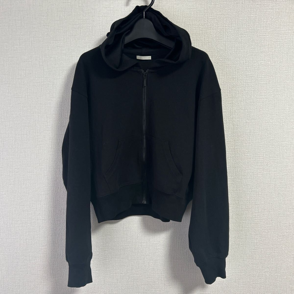 SHEINクロップドパーカーブラックショートパーカー黒 L シーン フーディ フロントファスナー フロントポケット 裏起毛 裾 袖口リブ拍卖