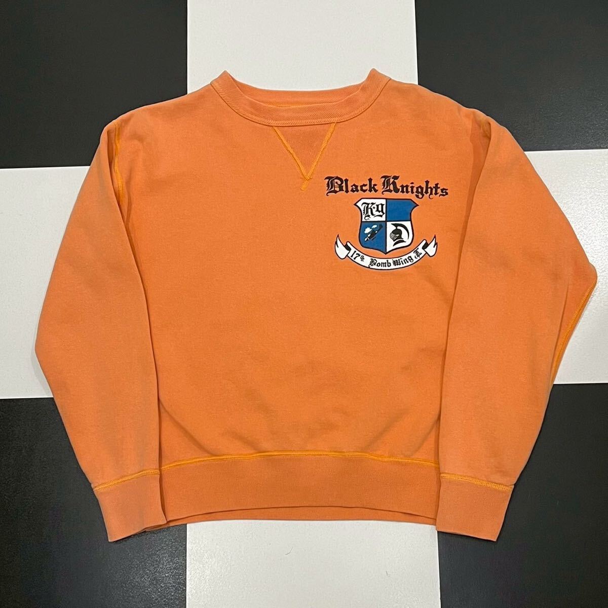 【452】 美品 McCOY 前V Black Knights プリント スウェット シャツ M マッコイ sweat shirt オレンジ ブラックナイト拍卖