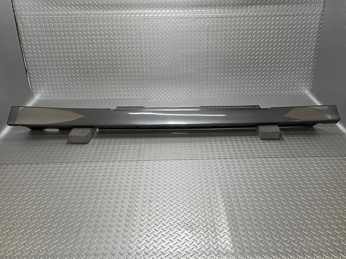 R35 GT-R 前期 純正 サイドステップ右 ガンメタリックカラーコード不明 品番76850-JF00A (23030181)拍卖