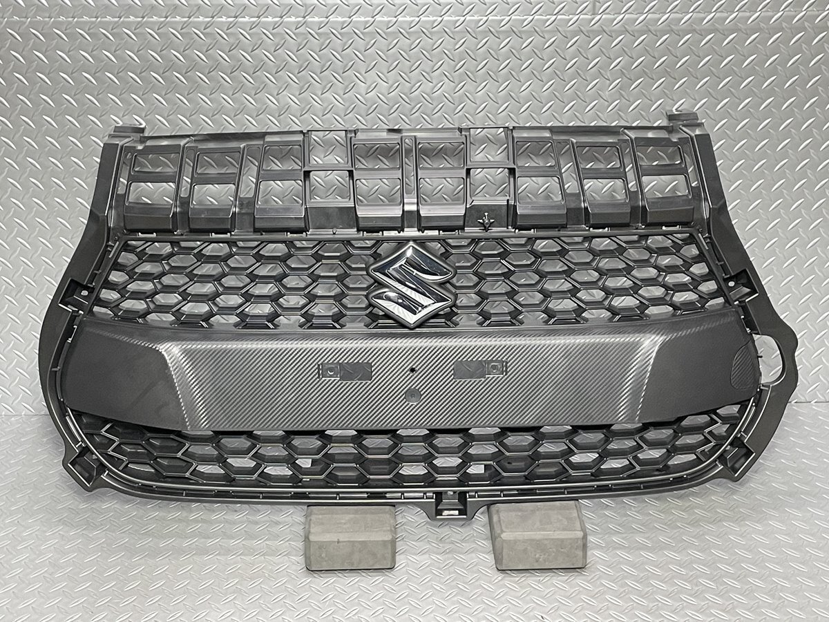 【新車外し】ZC33S スイフトスポーツ 純正 フロントバンパーグリル 黒ブラック 品番71741-68R00 レーダー穴無 カメラステー無(23050051)拍卖