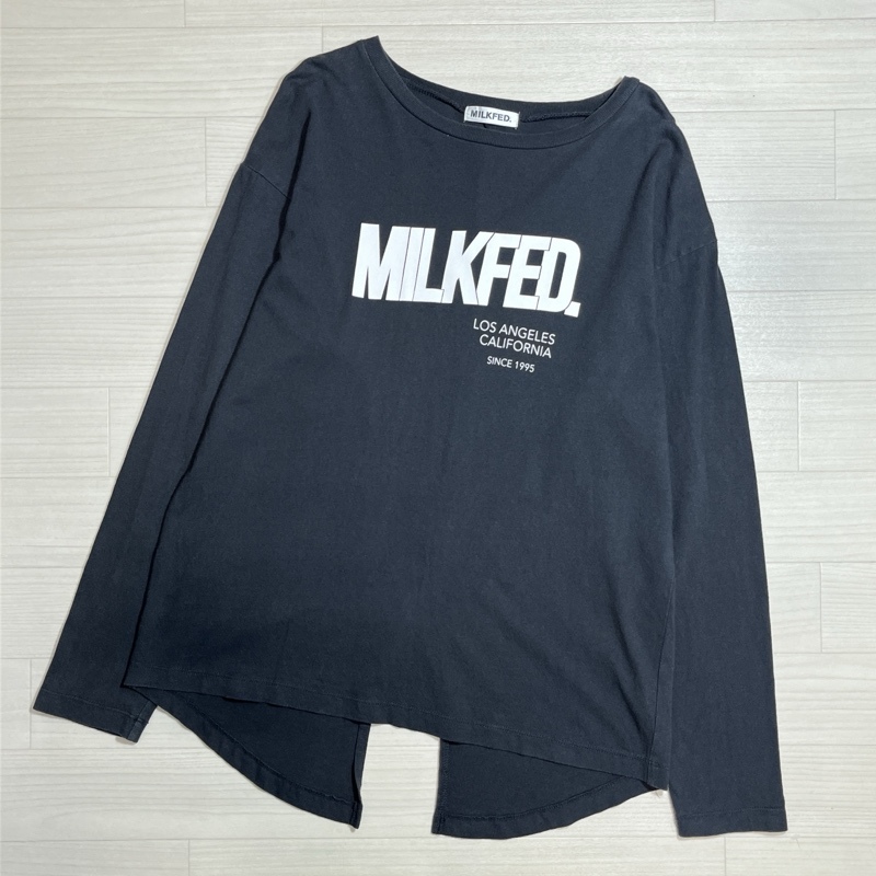 ●MILK FED./ミルクフェド/BACK SLIT LOGO TOP/バックスリットロゴトップ/103213013005/フィッシュテール/長袖Tシャツ/グレー/ゆったり拍卖