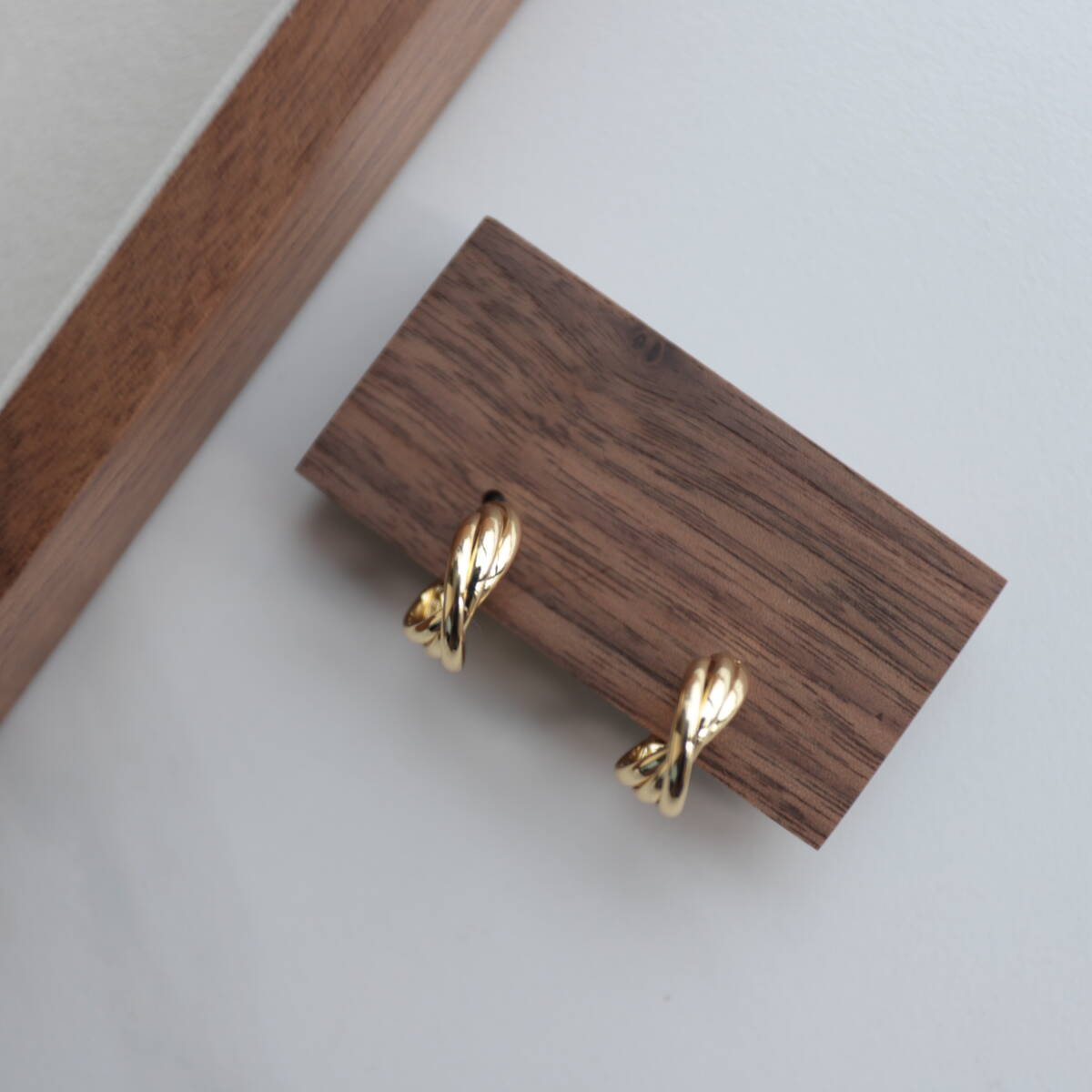 ピアス ゴールド 韓国 レディース C形 ツイストテクスチャ 新品 両耳用拍卖