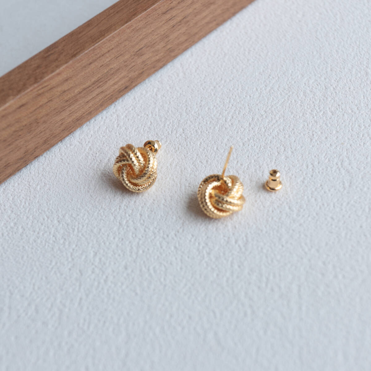 ピアス ゴールド 韓国 両耳用 ボタン 編み込みツイスト 金属アレルギー対応拍卖