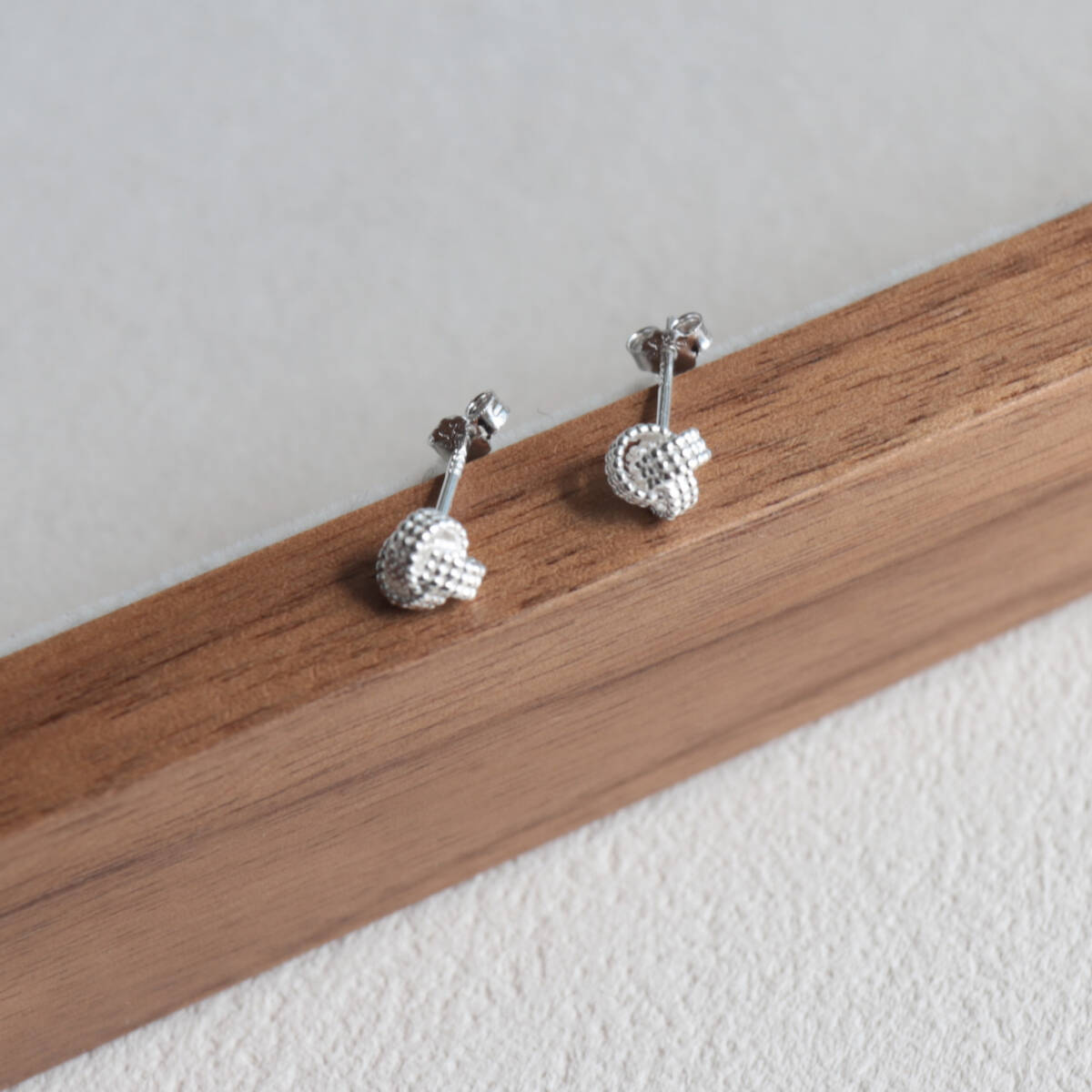 ピアス 925シルバー レディース ボタン 編み込みツイスト イヤリング拍卖