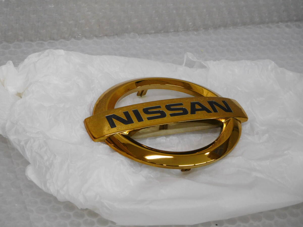 未使用 金 ゴールドエンブレム 62889 WB60A WL000 日産 純正 エルグランド E51 前期 後期 ハイウェイスター フロント フロントグリル拍卖