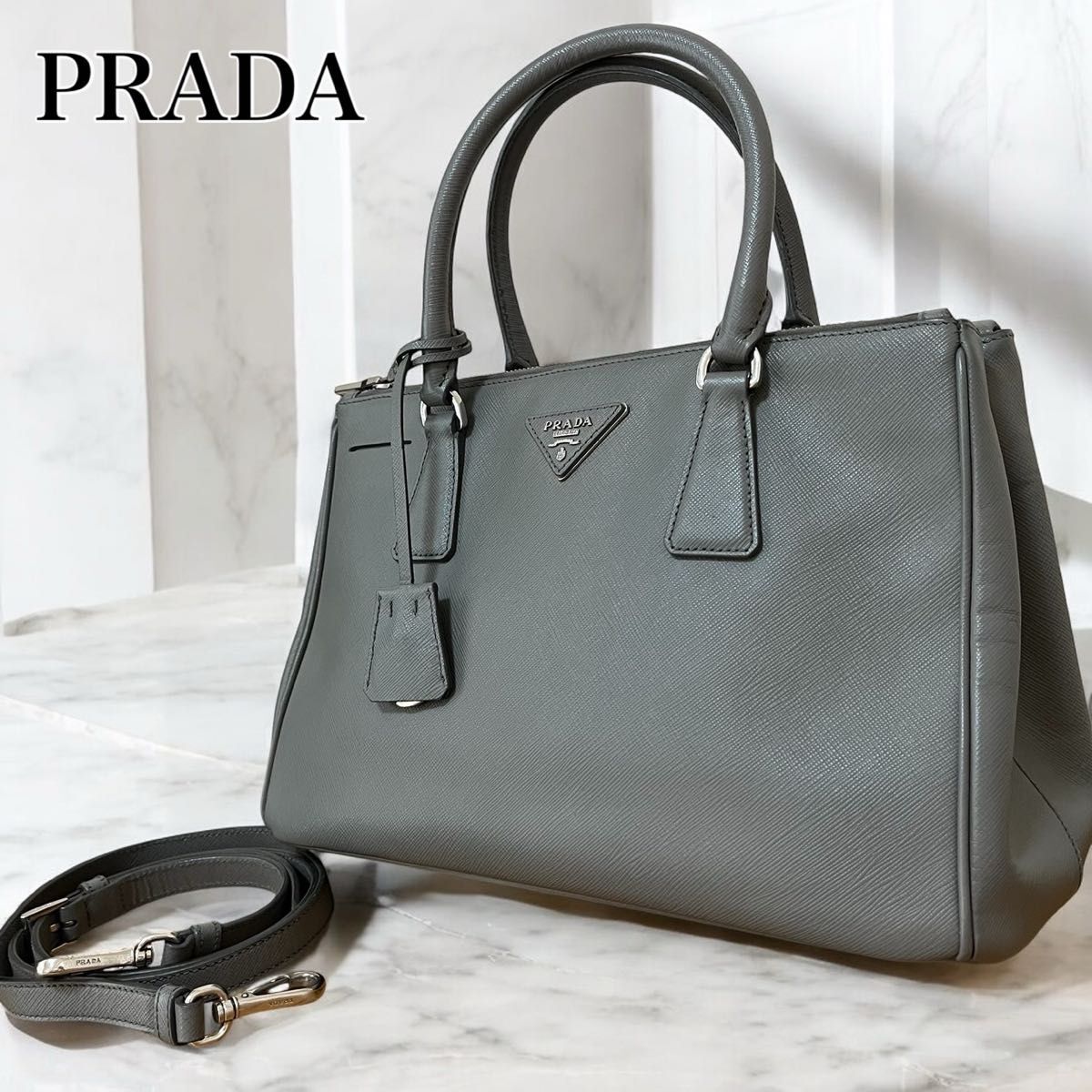 美品 プラダ PRADA ガレリア ハンドバッグ ショルダーバッグ 2way 三角ロゴ サフィアーノレザー グレー チャーム拍卖