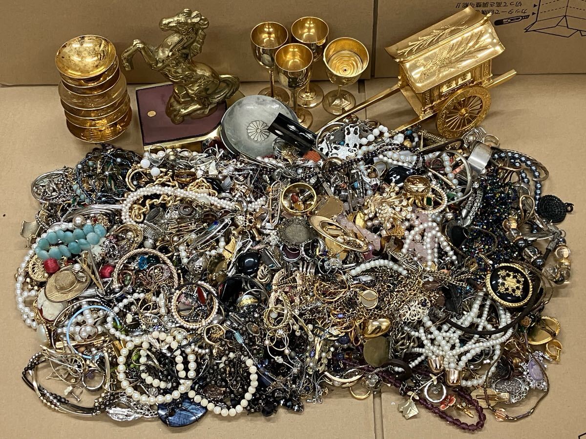 (R723) アクセサリー 小物 置物 メッキ 金属 24KGP 天然石 フェイクパール等 大量セット 梱包重量 約11.2kg 倉庫整理 遺品整理 ジャンク品拍卖