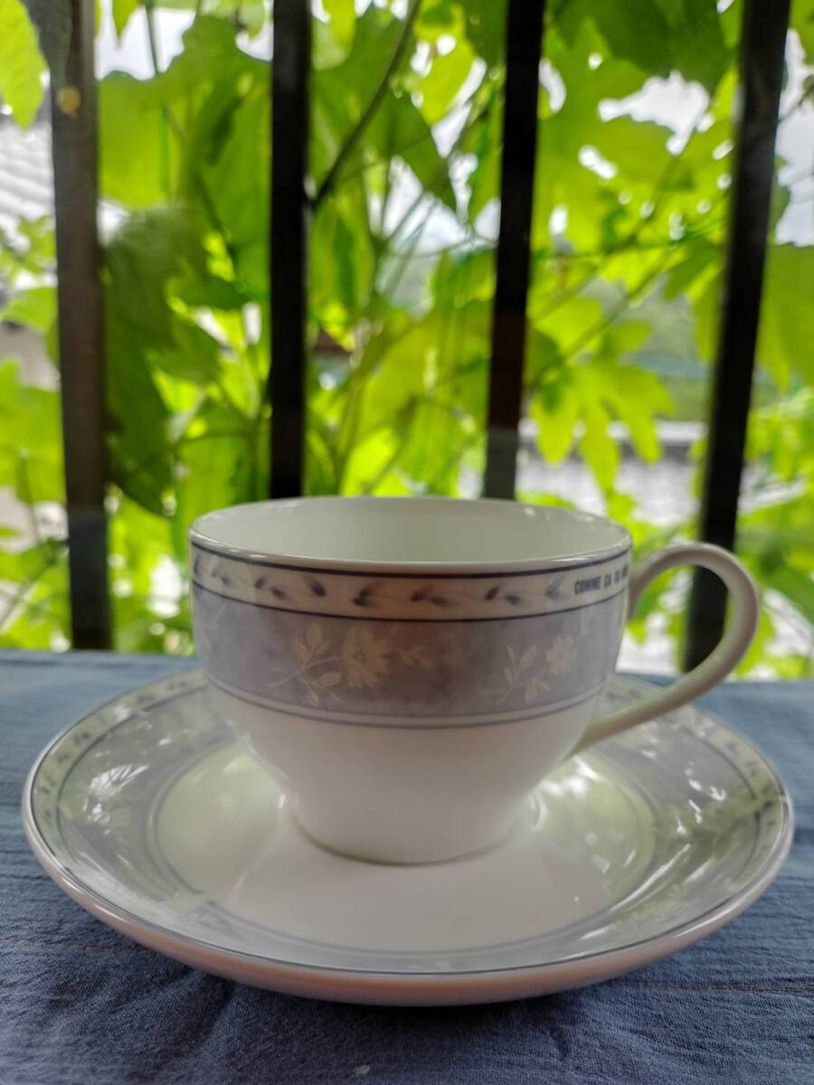 ボーンチャイナ・コムサデモードのペアカップ&ソーサー拍卖