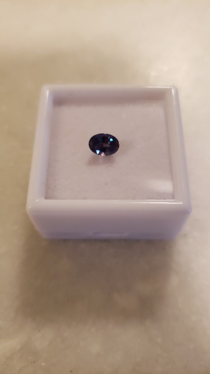 ブラジル産 天然アレキサンドライトルース 0.35カラット 深い青緑 赤紫 ハッキリした変色効果。拍卖