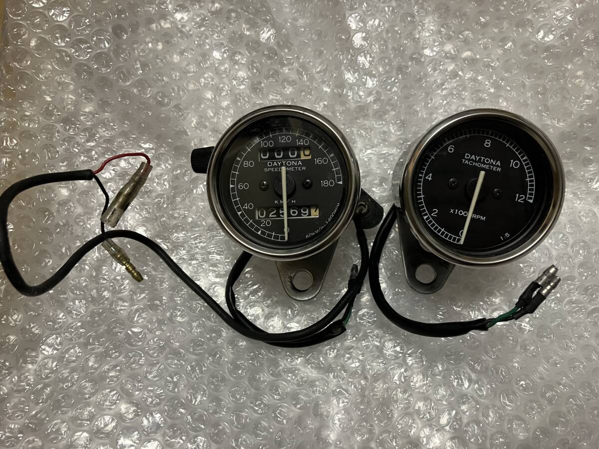 廃盤 SR400 SR500 デイトナDAYTONA スピードメーター、タコメーターセット 稼働品 距離浅 ステー付き拍卖
