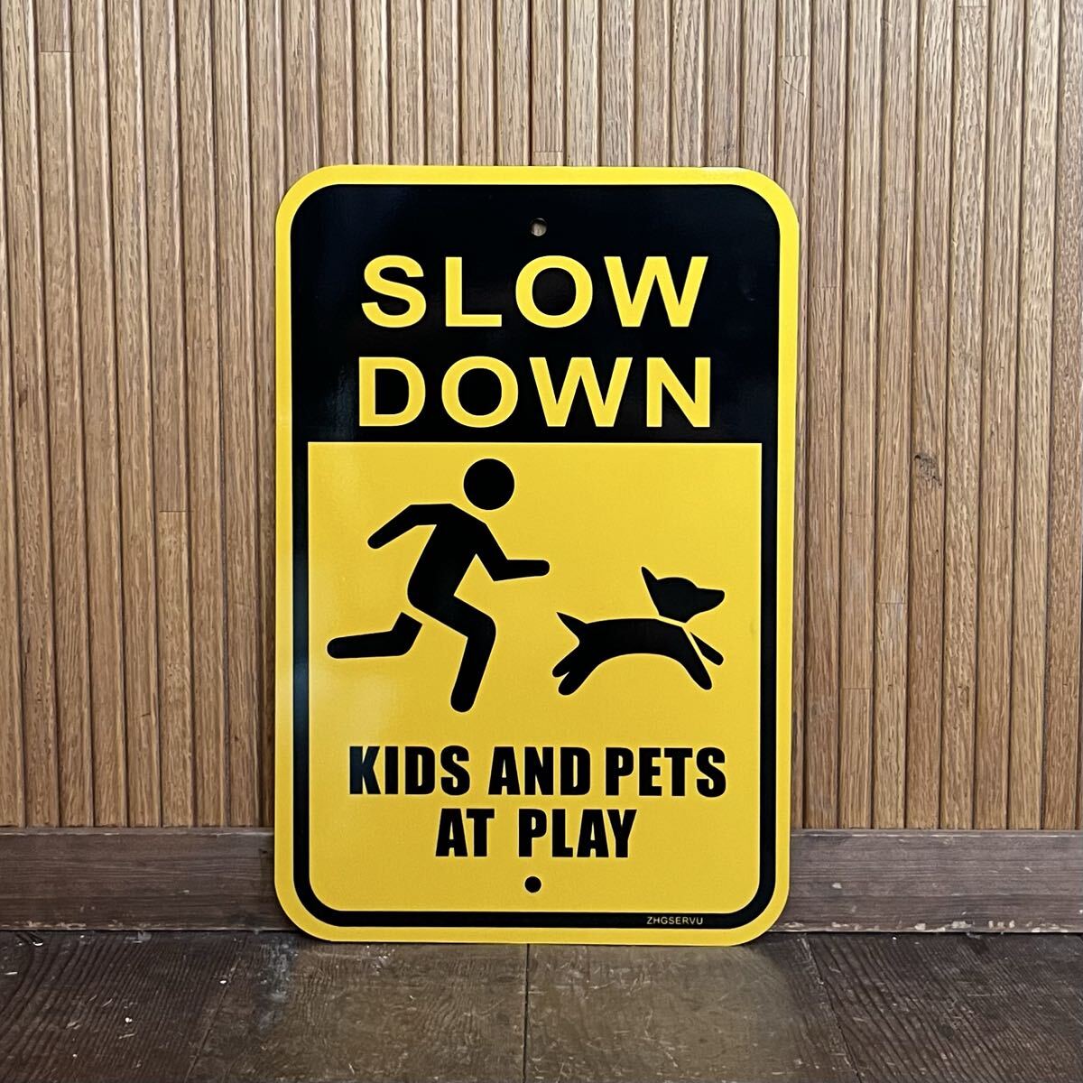 ★新品★看板 アメリカ SLOW DOWN 減速 子供 ペット スローダウン ストリート ウォールサイン 標識 ガレージ 世田谷 インテリア USA SA-55拍卖
