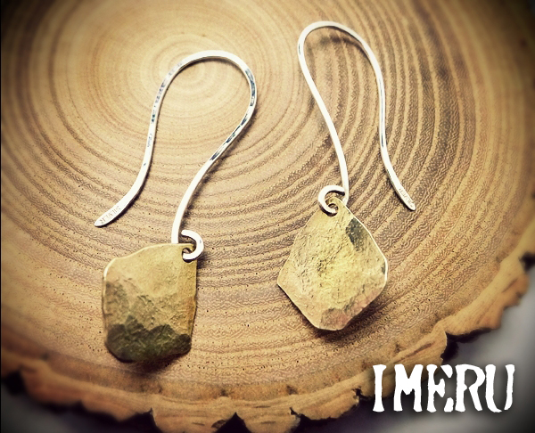 フック部分も手作り!真鍮製叩き込んだひし形ピアス拍卖