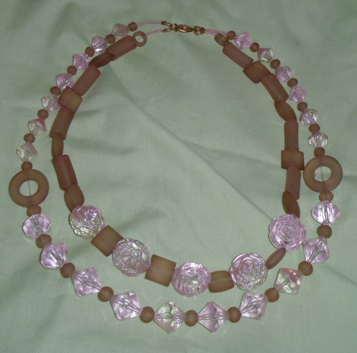 noraandmax フランスヴィンテージシードビーズとアクリル薔薇パーツとアクリルフープパーツのネックレス拍卖